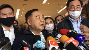 “บิ๊กป้อม” เคลียร์ใจพรรคร่วมแล้ว รับพรรคเล็กคุมไม่ได้ “บิ๊กป๊อก” เมินตอบฝ่ายค้านยื่น ป.ป.ช.