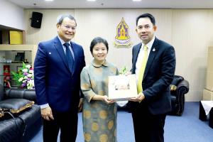 เครือไทย โฮลดิ้งส์ มอบชุดหนังสืออัศจรรย์วัดอรุณให้กระทรวงวัฒนธรรม