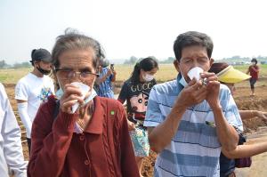 ชาวบ้านแห่รับแจกน้ำพุโซดา ขณะนักลงทุนเตรียมกว้านซื้อที่ห้วยกระเจา