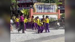 กำลังมันเลยครับครู! เด็กนักเรียนโชว์สเต็ปเต้น หลังมีรถเครื่องเสียงขับผ่านหน้าโรงเรียน (ชมคลิป)
