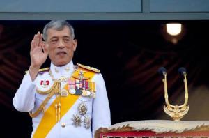 ในหลวง ทรงรับตำรวจและผู้ชุมนุม ที่ได้รับบาดเจ็บจากเหตุการณ์ชุมนุมหน้ากรมทหารราบที่ 1เป็นคนไข้ในพระบรมราชานุเคราะห์