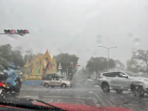 ฝนกระหน่ำ! ฝนตกหนัก-ลมแรง-ถนนลื่น หลายพื้นที่ใน กทม. เตือนคนขับรถระมัดระวัง