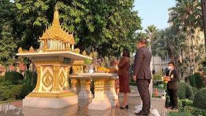 “นาที” ที่ปรึกษาฯ “เสี่ยหนู” ไหว้สิ่งศักดิ์สิทธิ์ทำเนียบฯ หลังรับตำแหน่ง