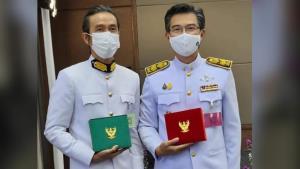 “หมอทวีศิลป์” โพสต์ภาพคู่ยินดี “ตูน บอดี้สแลม” รับเครื่องราชฯ พร้อมแซว “ยินดีกะพี่ตูนคับ”
