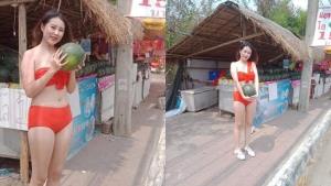 ฮือฮา! ร้านแตงโมลำปาง จ้างพริตตี้สาวสวยใส่ชุดว่ายน้ำยืนขายหน้าร้าน หวังกระตุ้นยอดขาย