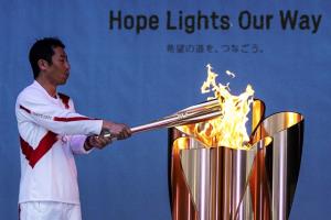 ญี่ปุ่นเปิดฉากวิ่งคบเพลิง "โตเกียวโอลิมปิก" เดินหน้าไม่กลัวโควิด (ชมภาพ)
