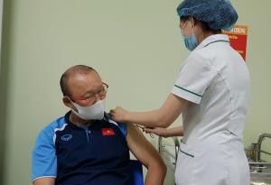 เข็มแรกมาแล้ว! เหงียนจัดให้ "โค้ชปาร์ก" ฉีดวัคซีนโควิด-19