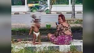 สงสาร! หนูน้อยถูกหญิงวัยกลางคนล่ามขาไว้กับต้นไม้ ริมถนนอุดรฯ วอนหน่วยงานลงพื้นที่ช่วยเหลือ