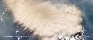 In Pics: ภูเขาไฟ ‘ลาซูฟรีแยร์’ ในแคริบเบียนปะทุ-พ่นเถ้าถ่านสูง 6 กม. ชาวบ้านแห่อพยพหนีตาย