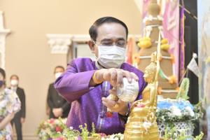 “ประยุทธ์” โพสต์อวยพรสงกรานต์ ย้ำระมัดระวังเดินทาง เข้มมาตรการป้องกันโควิด ยกการ์ดให้สูง พักผ่อนวันหยุดยาว