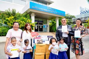 ชาวเคทีซีร่วมมอบปฎิทินตั้งโต๊ะเก่าเพื่อเป็นสื่อการเรียนการสอน