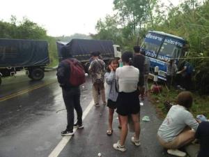 หวิดสลด!ฝนตกถนน ทล.118 เชียงราย-เชียงใหม่ลื่น รถพ่วงชนรถเมล์พังยับ-คนเจ็บระนาว