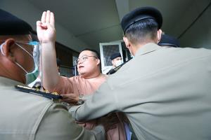ทนายข้องใจ “เพนกวิน” ทำไมขอถอนทนาย ปฏิเสธสู้คดี 112
