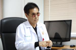 “หมอธีระวัฒน์” จี้รัฐบาลแจ้งบริษัทผู้ผลิตตรวจสอบขวดหลอด “ซิโนแวค”