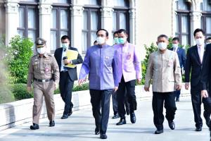 “ประยุทธ์” นั่งหัวโต๊ะถก ครม. “บิ๊กป้อม” นั่งป่ารอยต่อประชุม ครม.ผ่านวิดีโอคอนเฟอเรนซ์