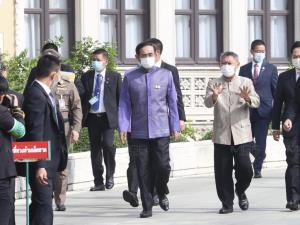 “บิ๊กตู่” หน้าเครียด เข้าประชุม ครม.หลังถูกเปรียบเทียบปรับ 6 พัน
