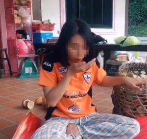 ชาวเน็ตสยอง! สาวคายเมล็ดโกโก้ออกจากปาก ก่อนนำไปปนกับเมล็ดที่แกะด้วยมือ