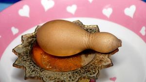 ไข่ประหลาด!! ไก่ออกไข่เป็นลูกน้ำเต้าจีน เจ้าของเชื่อมาให้โชคลาภ