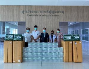 รับมอบผ้าห่มผืนเขียวไทยเบฟ และน้ำดื่ม