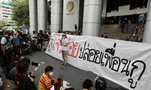 “สามนิ้ว” ยกระดับกดดันศาล ได้ผล หรือเข้าคุกเพิ่ม !!