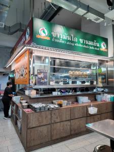 “ทูตพาณิชย์ฮ่องกง”มอบตรา Thai SELECT Casual ร้านข้าวมันไก่ประตูน้ำ การันตีรสชาติไทยแท้