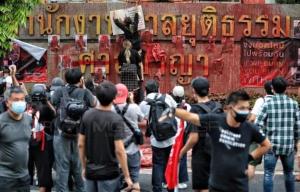 คำตอบจากศาล คำขู่ “ม็อบ 3 นิ้ว” ไร้ผล-คุกยาวไป!
