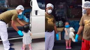 เด็กหญิงตัวน้อยอุ้มตุ๊กตาหมี วัย 2 ขวบ ติดโควิดจากพ่อ ล่าสุดรักษาตัวหายกลับบ้านได้แล้ว