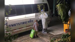 เห็นใจ! หนูน้อย 3 ขวบ หอบแพมเพิร์ส-นม 1 กล่อง ขึ้นรถพยาบาล ไปรักษาโควิดเพียงลำพัง