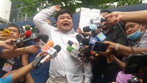 “เพนกวิน” แถลงรับเงื่อนไขศาล จะไม่สร้างความเสื่อมเสียต่อสถาบันเบื้องสูง
