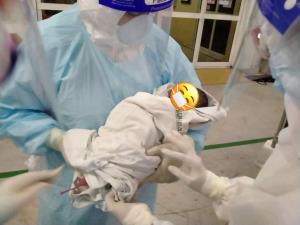 สาวเมียนมาติดโควิด! คลอดลูกกลางดึกใน รพ.สนาม อาคารนิมิบุตร ปลอดภัยทั้งแม่และลูก