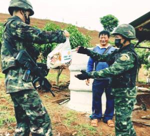ทหารผาเมืองจัด Army Delivery ใช้สัตว์ลำเลียงถุงยังชีพแจกฟรีหมู่บ้านชายแดนห่างไกลบรรเทาทุกข์โควิด-19