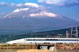 สุดฮา! คนขับรถไฟชิงกันเซ็งของญี่ปุ่นปวดท้องจัด ลุกเข้าห้องน้ำระหว่างรถวิ่งเร็ว 150 ไมล์/ชม.