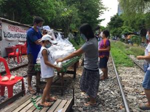 เปิด “ครัวกลางปันกันอิ่ม” ช่วยเหลือปากท้องชาวชุมชนสู้พิษโควิด-19