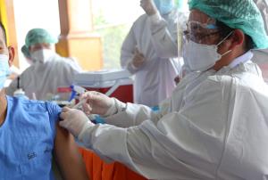 “ราชทัณฑ์” รับมอบวัคซีน 1 แสนโดส เร่งกระจายฉีดผู้ต้องขังทั่วประเทศ