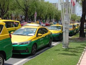 แท็กซี่บุก “คมนาคม” ร้องยกเลิกกฎกระทรวง เรียกรถป้ายดำผ่านแอปฯ ซ้ำเติมผู้ประกอบการ
