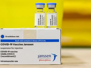 “ประยุทธ์” ลงนามนำเข้า Johnson&amp;Johnson 25 ล้านโดส ซิโนแวค 8 ล้าน ให้ครบเป้า 100 ล้านโดส