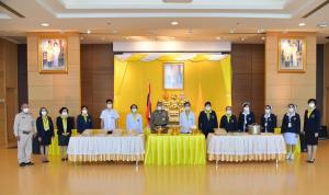 พระราชทานอาหารแก่บุคลากรวชิรพยาบาล