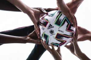 ลูกฟุตบอล UNIFORIA ถือเป็นสัญลักษณ์ของทุกคนที่มารวมตัวกันจากกีฬาและวัฒนธรรม และยังแสดงให้เห็นถึงการร่วมเฉลิมฉลองของทุกคนที่มีความแตกต่างหลากหลายด้วยเช่นกัน