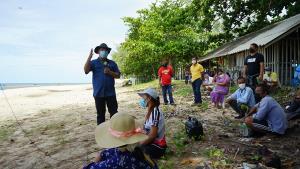 ชาวบ้านท่าชนะรวมตัวค้านการสร้างเขื่อนป้องกันการเซาะชายหาดบ้านดอน ระบุทำลายธรรมชาติ