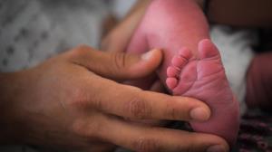 อึ้ง! เด็กหญิงวัย 11 ขวบ คลอดลูก กลายเป็นคุณแม่มือใหม่อายุน้อยที่สุดใน UK