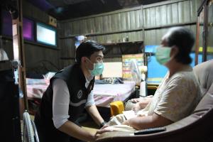 กทม.ปรับแผนรับผู้ป่วยโควิด-19 ตกค้าง เร่งเพิ่มเตียงกลุ่ม "เขียว-เหลือง-แดง" 3.9 พันเตียง ชี้หากฉีดวัคซีนเกิน 70% คุมระบาดได้