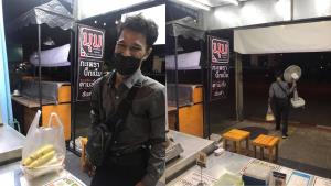 น่ารัก! เจ้าของร้านอาหารยกหนี้ให้ รปภ.สงสารซื้อข้าวเปล่ากินกับมาม่าต้มยำ แถมพัดลมให้อีก