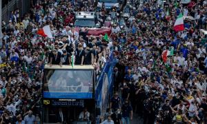 "อิตาลี" ปิดกรุงโรมฉลองแชมป์ แฟนบอลหลายหมื่นรอต้อนรับสุดอบอุ่น