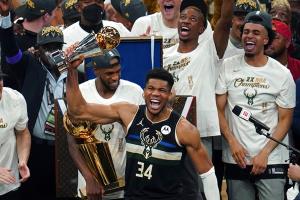 "ยานนิส" ทาบชั้นตำนาน NBA คว้า MVP รอบชิงฯ เอกฉันท์