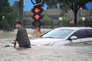 ฝนพันปีถล่มเหอหนานตายกว่าสิบราย การเดินทางเป็นอัมพาต-หวั่นเขื่อนแตก