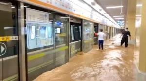 สื่อจีนรายงานข่าวช็อก มีผู้โดยสารตายคารถไฟใต้ดินที่ถูกน้ำท่วม 12 ศพ (ชมคลิป)