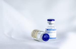 ทำความรู้จัก mRNA ทำไมจึงเป็นเทคโนโลยีเซฟโลก คู่ต่อสู้โควิด-19
