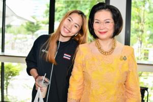 คนนี้เอง!! เปิดเผย “ผู้ใหญ่ใจดี” ให้ “เมย์” เปลี่ยนมาใส่เสื้อแขนกุด