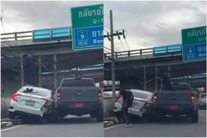 เร่งล่าชายปีนหลังคาเก๋งใช้มีดฟันรถคู่กรณี เผยฝั่งผู้ก่อเหตุเป็นตำรวจ