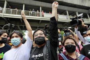 ตร.สภ.คลองห้า ฝากขัง “เพนกวิน-ไมค์” แกนนำม็อบบุกป่วน หน้า บก.ตชด.ภาค 1